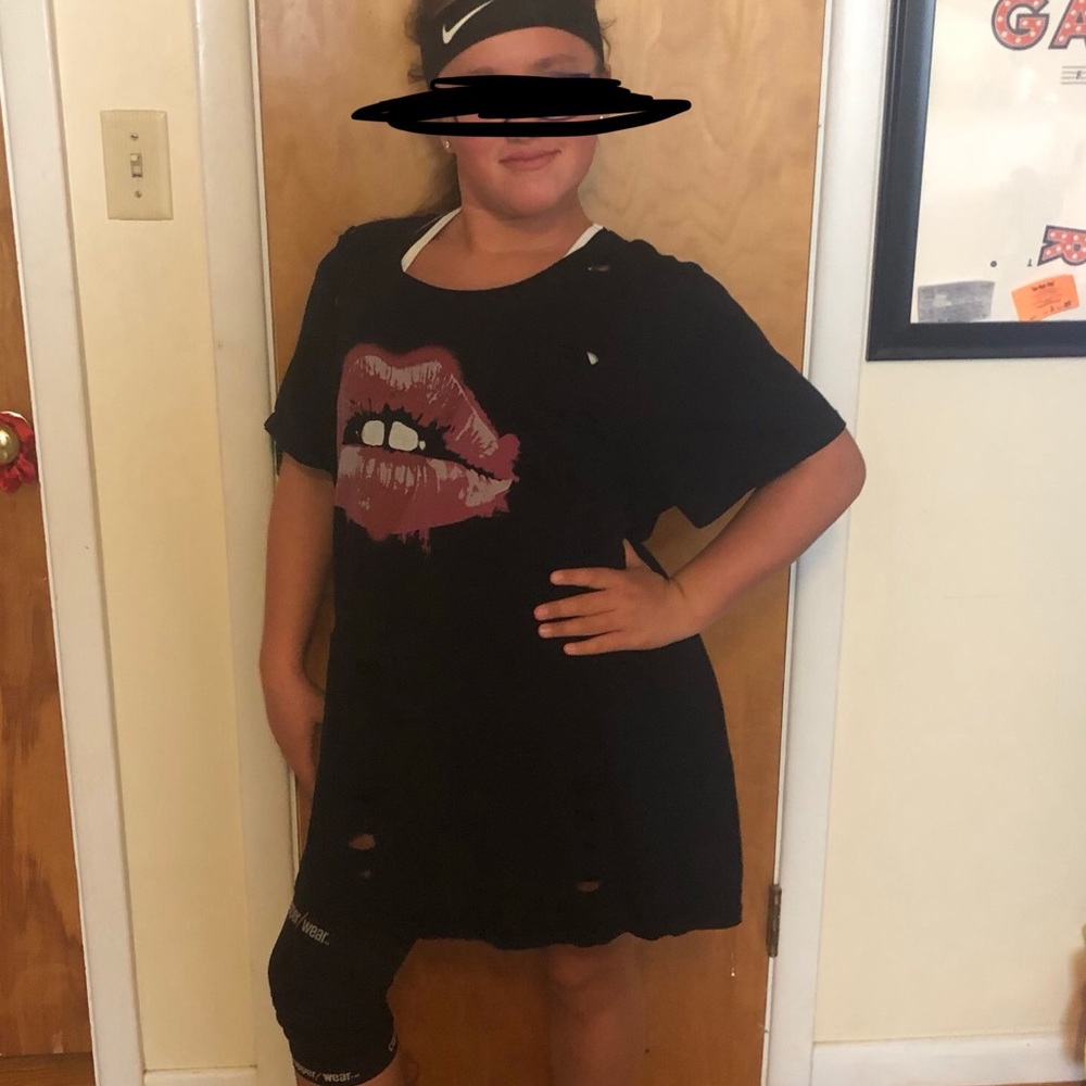 Torrid Distressed Lips T-Shirt (Size 3)